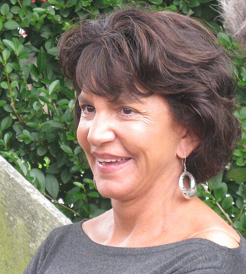 Mercedes Ruehl · Profile photo